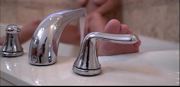  Sexy Blonde Big Tits MILF Olivia Blu Masturbates To Orgasm In Bath While Home Alone